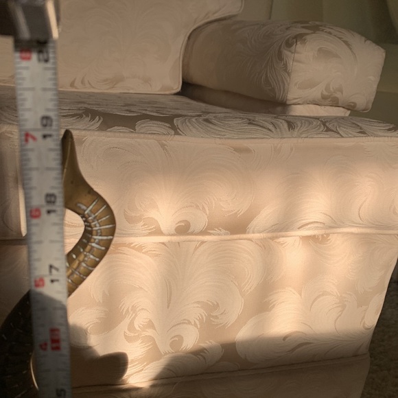 Brass elephant standing on. Oh no small drum. - Picture 5 of 8